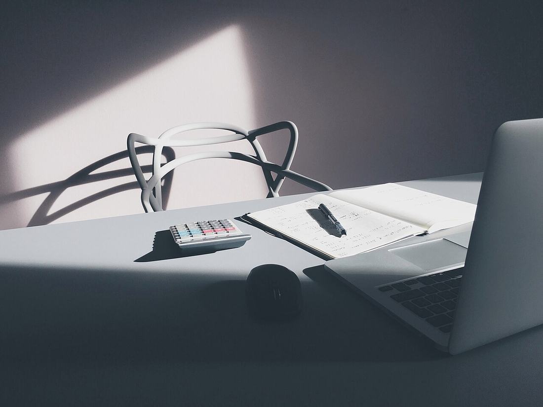Calculatrice sur un bureau