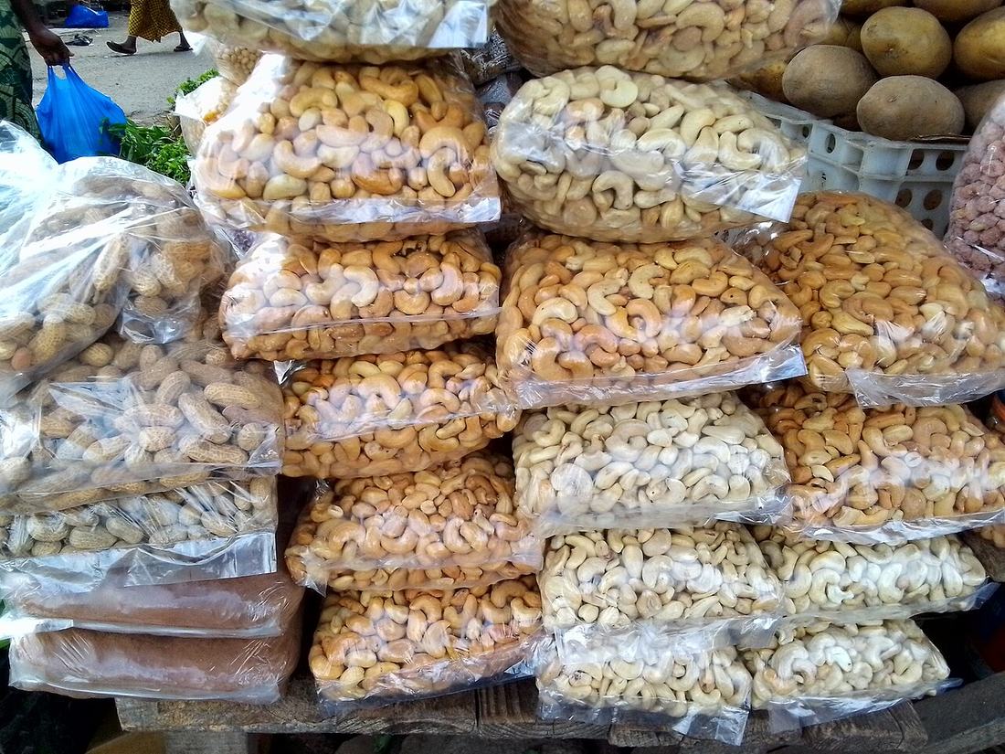 Étal de fruits et légumes au marché