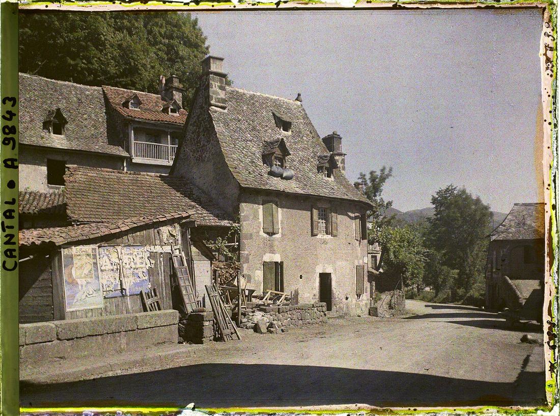 Rue de village et maisons